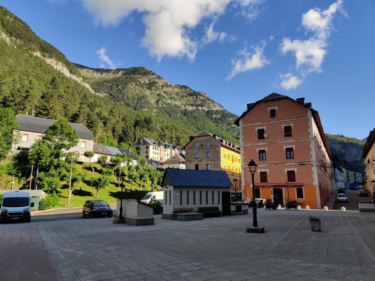 "Leo Pixel" Avairent Canfranc Estacion Apartment ภายนอก รูปภาพ