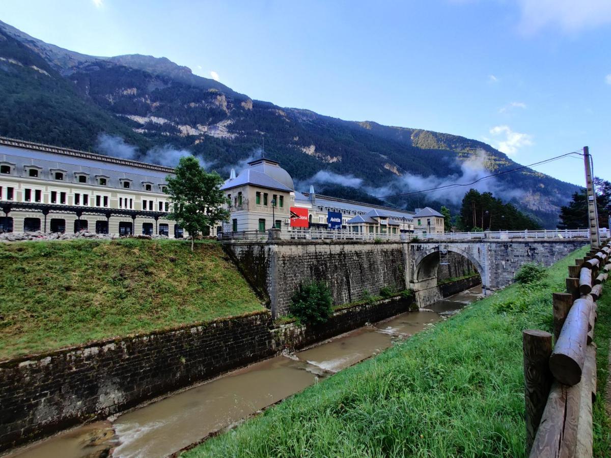 "Leo Pixel" Avairent Canfranc Estacion Apartment ภายนอก รูปภาพ