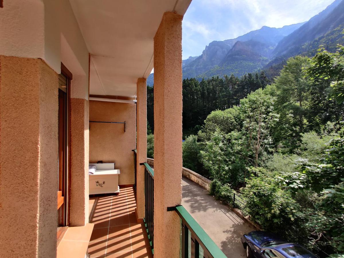 "Leo Pixel" Avairent Canfranc Estacion Apartment ภายนอก รูปภาพ