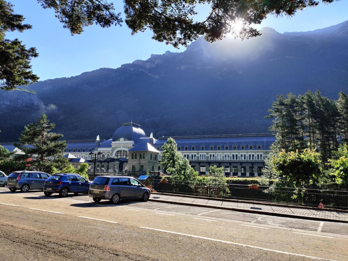 "Leo Pixel" Avairent Canfranc Estacion Apartment ภายนอก รูปภาพ