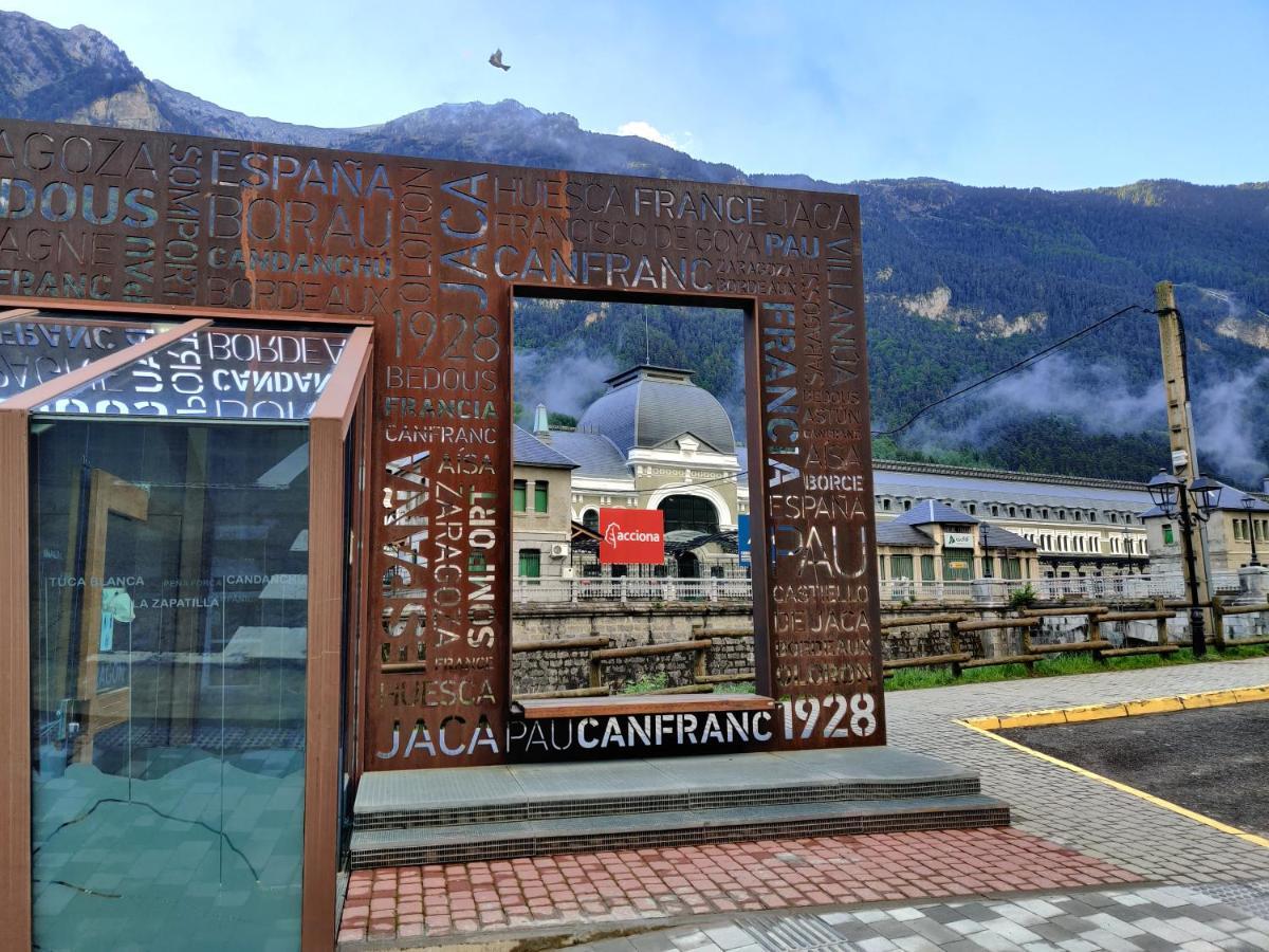 "Leo Pixel" Avairent Canfranc Estacion Apartment ภายนอก รูปภาพ